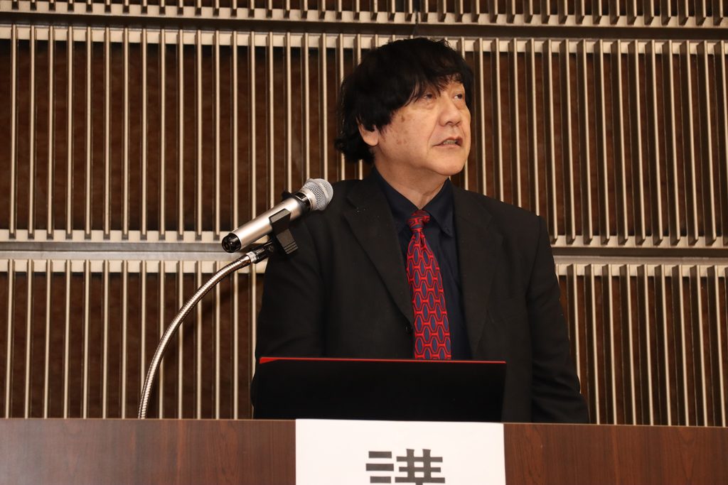 講演する鈴木教授